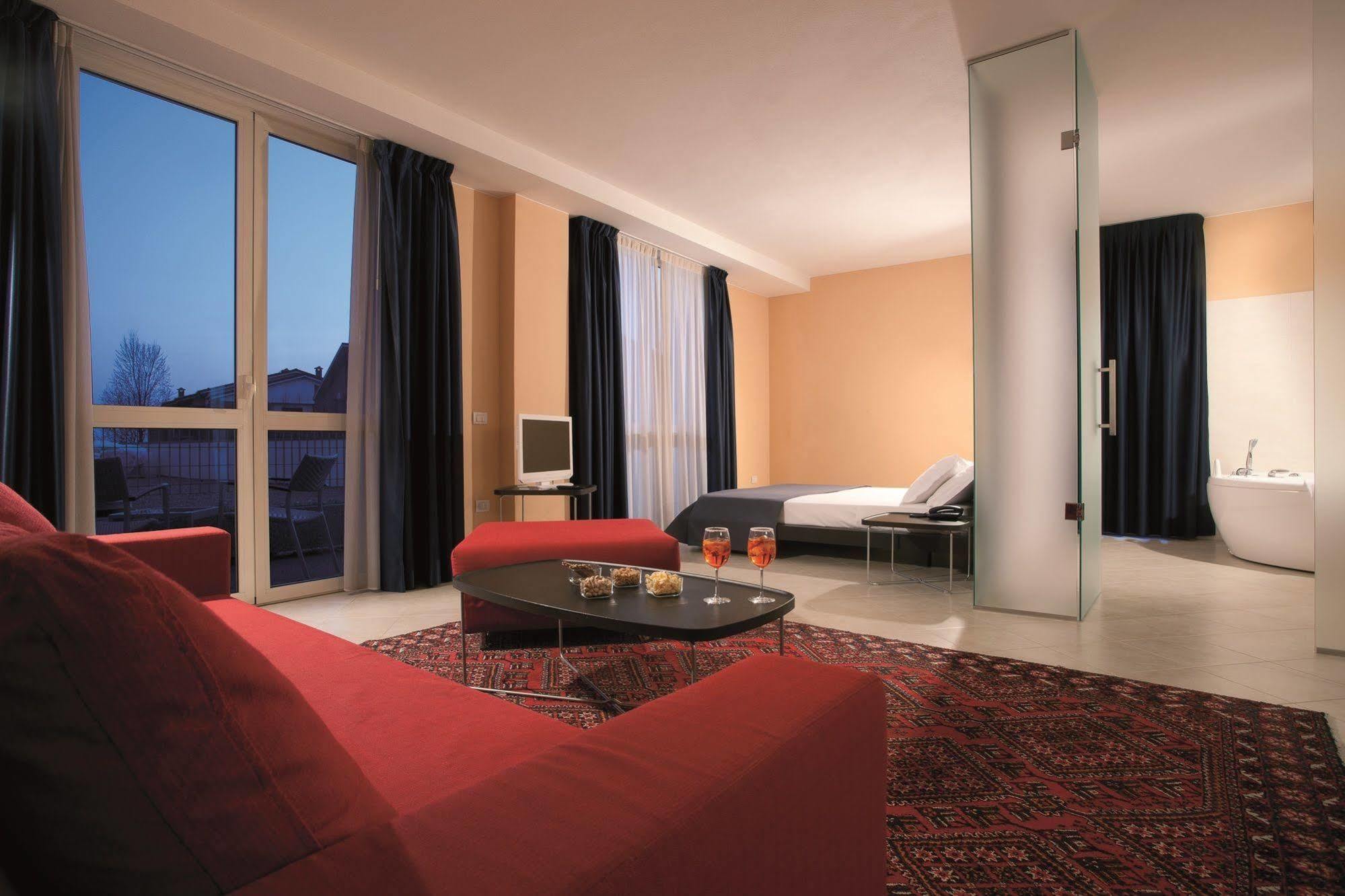 Rosso Frizzante Hotel Sorbara Exterior photo